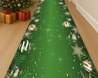 以下が含まれることがあります： お祝いのデザインが施された緑色のクリスマスランナーラグ。ラグにはクリスマスオーナメント、雪の結晶、松の枝が描かれています。ランナーは緑、白、金色のアクセントで装飾されています。ラグはクリスマスツリーとプレゼントのある廊下に置かれています。