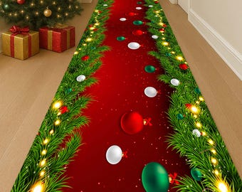 Op de afbeelding: Een lange, rechthoekige kersttapijt met een rode middenstrook en groene randen. De randen zijn voorzien van groene dennentakken, witte en gekleurde ballen en lichtslingers. Het tapijt is ontworpen als een feestelijke loper.