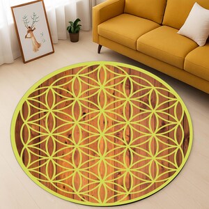 Peut inclure: Un tapis rond jaune et brun avec un motif géométrique. Le motif est un motif de fleur de vie sur un fond en bois.