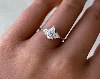 Anello di fidanzamento con moissanite a forma di pera, anello a goccia in oro, anello da sposa delicato per lei, anello a goccia minimalista con pietre laterali