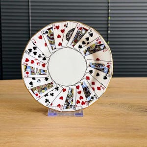Assiette à pâtisserie ou à gâteau « coupe café » Queens avec un décor de cartes à jouer en porcelaine fine