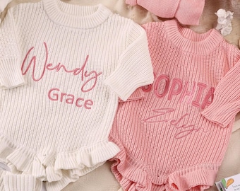 Stickad babysparkdräkt med volanger, broderad babysparkdräkt med namn, julklapp till flicka