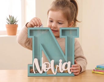 Gepersonaliseerde houten spaarvarken: aangepaste naam, kleurrijk kinderkamerdecor