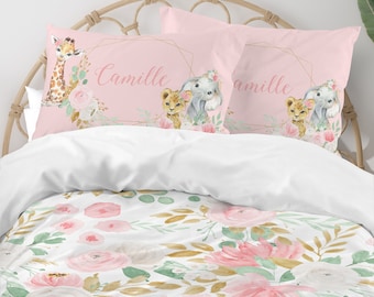 Juego de ropa de cama rosa con estampado floral de la jungla: edredón y fundas de almohada personalizadas.