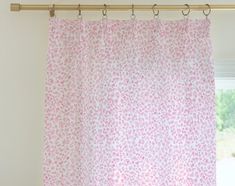 Cortinas con estampado de guepardo rosa: Decoración para habitación infantil o dormitorio, opción opaca.
