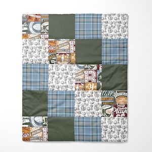 以下が含まれることがあります： スポーツをテーマにしたパッチワークキルト。キルトは、格子柄、無地の緑、黒のスポーツをテーマにしたグラフィックが描かれた白など、さまざまな生地で作られています。キルトには、「野球」、「バーシティチーム」、「フットボール」、「チャンピオン」、「カレッジ」という言葉が書かれています。