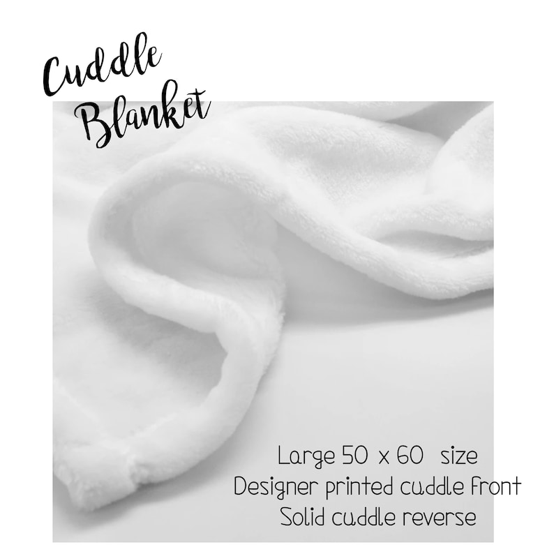 Op de afbeelding: Witte pluche knuffeldeken, groot 50 x 60 inch. Designer bedrukte knuffelzijde, effen knuffelzijde.