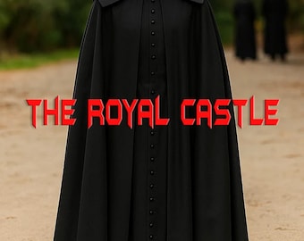 Puede incluir: Una capa clerical negra con botones en la parte delantera y cuello blanco. El texto "THE ROYAL CASTLE" se muestra en rojo, con letras estilizadas en la parte delantera de la capa. El fondo muestra un entorno exterior borroso.