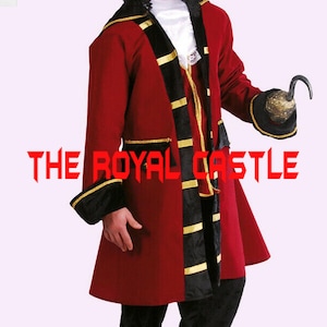 Puede incluir: Un disfraz de pirata rojo con detalles en negro y dorado, que incluye un garfio y el texto "THE ROYAL CASTLE". El disfraz incluye un abrigo largo y un cuello decorativo, perfecto para eventos temáticos o cosplay.