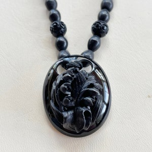 Colgante victoriano de Whitby Jet con lirios del valle