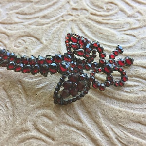 Viktoriansk brosch med granat och rosenslipning i boho-stil