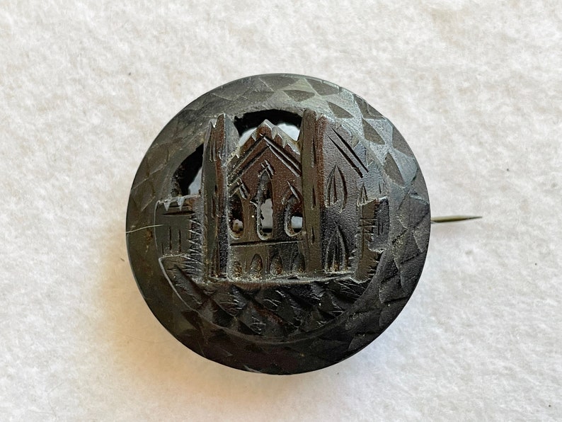 Viktoriansk brosch av snidad myrek bild 7