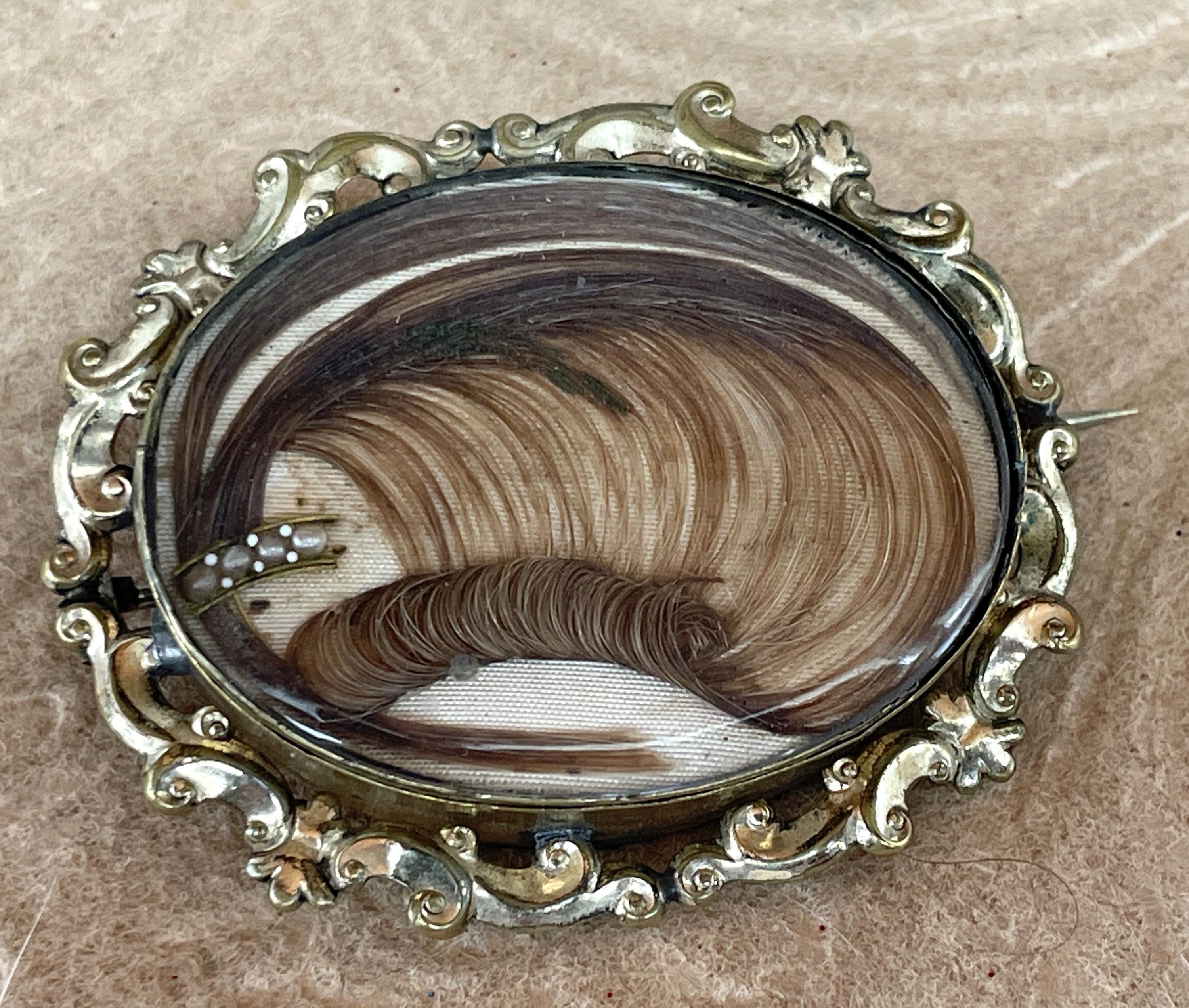 Broche Ancienne Victorienne En Métal Doré, émail Noir Et Cheveux - Bijou De Deuil, Avant 1920