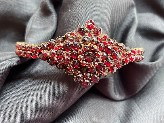 Antique Perpignan garnet Bracelet – Galerie Lydia RUPP