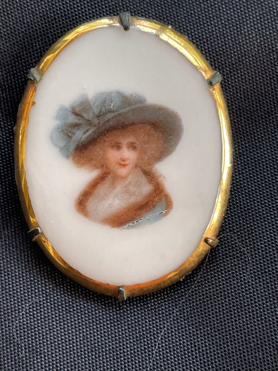 Late Victorian Edwardian Porcelain Brooch