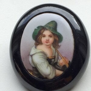 Viktoriansk brosch Whitby Jet målad porslin tyrolsk pojke