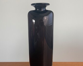 Kosta Boda Kjell Engman Swing Vase Dark Purple to Black 48890 Shoulder Vase 10 1/4" // Condition: A few bubbles in glass