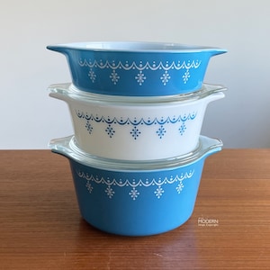 Pyrex Snowflake Garland Blue 473 472 471 Round Casserole Dishes with 2 Lids // Condition: Usage scratches to interior ~ 1 lid has more wear
