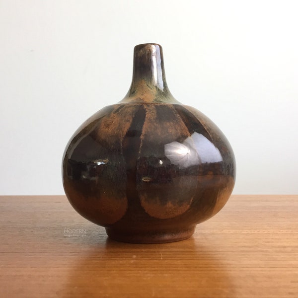 Robert Maxwell Ceramics Bulbous Brown Dipped Glaze Stoneware Weedpot Vase 5 1/4" // Condition: Manufacturing glaze fissure or seam on side
