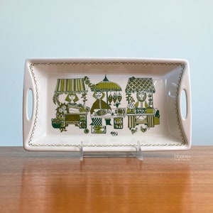 Figgjo Flint Turi Gramstad Oliver Market Pattern Handled Baking Serving Dish Norway 11 1/4&quot; Long // Condition: Light wear, 1-2 scratches