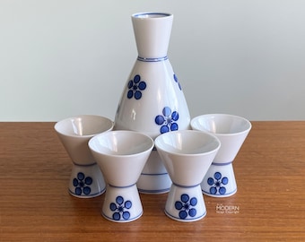 Hakusan Toki Japan Sake Rice Wine Pourer And 4 Cups Set Blue Plum Crest Design