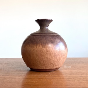 Born Polly Boulder Colorado Small Brown Pottery Weed Pot Bud Vase 4" // Condition: Wear,scuffing on bottom.