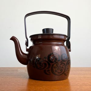 Finel Arabia Kesti Brown Enamel Small Tea Pot Kettle Raija Uosikkinen Teapot w/ Lid // Condition: Minor use wear,scratches ~ rim flakes