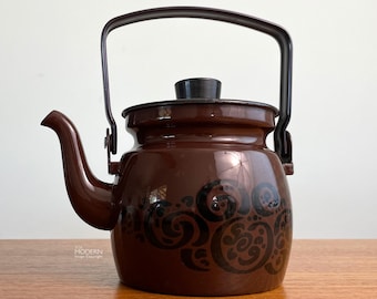 Finel Arabia Kesti Brown Enamel Small Tea Pot Kettle Raija Uosikkinen Teapot w/ Lid // Condition: Minor use wear,scratches ~ rim flakes