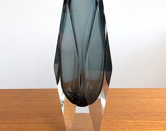 Alessandro Mandruzzato Goccia Smoke Grey Murano Italian Faceted Art Glass Vase 10" // Condition: Water marks inside ~ Pinhead fleabites rim