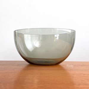 Kaj Franck 1329 Nuutajarvi Nottsjo Smoke Gray Glass Serving Bowl 8" // Condition: Some scratches,scuffs to side ~ Bottom has scuffs,wear