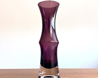 Riihimaki Finland No. 1640 Purple Cased Glass Vase 6 3/8" by Tamara Aladin // Condition: Minor nicking,scratches