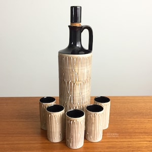 Masahiro Mori Hakusan Liquor Set Japan Porcelain Abstract String Designs 10&quot; Tall // Condition: Small fleabites and wear to some cups