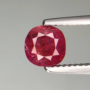 Rubí rojo natural facetado de 1,25 quilates, talla cojín, de Afganistán.