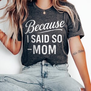 Koszulka „Bo tak powiedziałem” dla mamy, zabawna koszulka z nadrukiem „Mama Life”, koszulka z cytatem o macierzyństwie, prezent z humorem dla mamy, luźna koszulka graficzna dla matek, koszulka dla mamy
