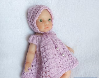 Molde em PDF para vestido de boneca em tricô para boneca de 23 cm (9 polegadas), ideal para iniciantes.