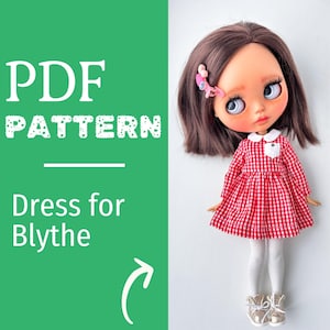 Puede incluir: Una muñeca con un vestido a cuadros rojos y blancos con cuello y bolsillo blancos. La muñeca tiene el pelo castaño y lleva medias blancas y zapatos dorados con purpurina. La imagen incluye el texto "PDF PATTERN Dress for Blythe".