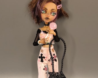 Boneca fashion Monster High OOAK customizada e repintada, Rikki, a garota lobisomem.
