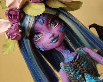 Boneca Monster High OOAK customizada e repintada, modelo garota dragão Susan.