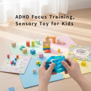 Pode incluir: Uma cole&ccedil;&atilde;o de blocos de madeira coloridos, cilindros e um brinquedo sensorial azul s&atilde;o dispostos em um tapete de espuma multicolorido. A imagem inclui um livro e o texto "ADHD Focus Training, Sensory Toy for Kids".
