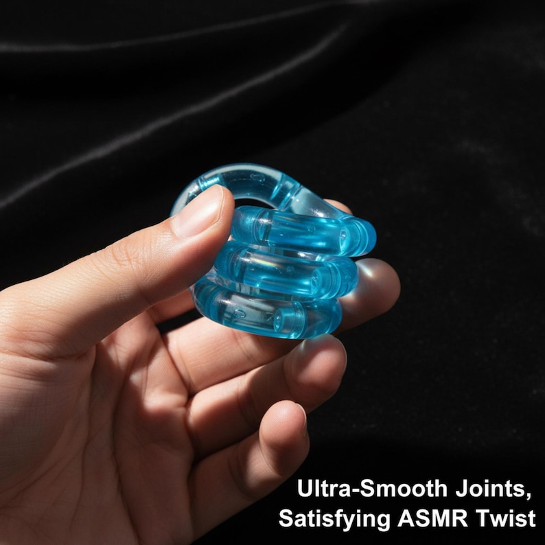 Pode incluir: Um brinquedo fidget azul transparente de v&aacute;rios an&eacute;is com o texto "Ultra-Smooth Joints, Satisfying ASMR Twist". O brinquedo &eacute; segurado em uma m&atilde;o contra um fundo escuro. Os an&eacute;is est&atilde;o interligados e parecem ser feitos de pl&aacute;stico.