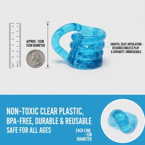 Pode incluir: Um brinquedo de pl&aacute;stico azul transparente com uma pega, com aproximadamente 15 cm de di&acirc;metro. O texto na imagem diz: "Articula&ccedil;&atilde;o suave e sedosa - projetada para brincadeiras sem fim e durabilidade. Inquebr&aacute;vel." e "Pl&aacute;stico transparente n&atilde;o t&oacute;xico, sem BPA, dur&aacute;vel e reutiliz&aacute;vel, seguro para todas as idades."