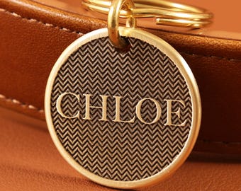 Placa de identificación personalizada para perro, placa con nombre para mascota, accesorio personalizado para collar de perro con diseño de espiga, placa redonda moderna, placa de latón grabada para mascota.