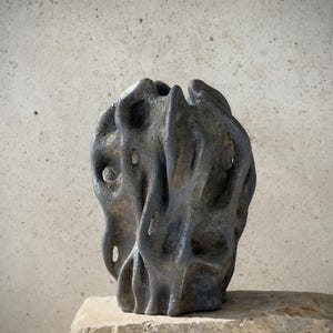 Handgefertigte Keramikskulptur mit organischen Formen und kraterartiger Textur, inspiriert vom Meer. Ein einzigartiges Stück zeitgenössischer Kunst.