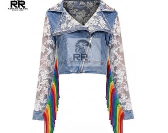 Denimjack met regenboogfringe en kantdetail – boho-jeansjack voor dames, statement festivalbovenkleding, uniek cadeau voor haar, kleurrijk lang