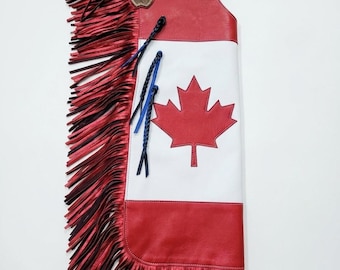 Op maat gemaakte leren rodeo chaps - ontwerp met de Canadese vlag - handgemaakte bloemenversiering op het juk, franjes en concho's - gepersonaliseerde western rijkleding