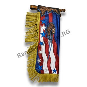 Peut inclure: Une jambe de chaps en cuir arborant un motif de drapeau américain rouge, blanc et bleu avec des étoiles appliquées. L'article présente de longues franges jaunes sur le côté, une sangle de ceinture en cuir marron et un motif de crâne.
