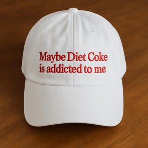 Vielleicht Diet Coke ist süchtig nach mir Gestickter Hut, Lustiger Diet Coke Gestickter Hut, Soda-Liebhaber-Geschenk, Ich brauche Diet Coke Cap, Diet Coke Fan Hut