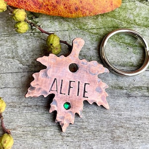 Ahornblatt Hundemarke / Hundemarke Ahornblatt / Herbst Hundemarke - Herbst Hundemarke - Handgestempelt in Kupfer mit Kristallen