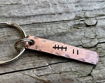 Llavero de cobre personalizado para el séptimo aniversario - Regalo con sello de conteo - Regalo tradicional para el séptimo aniversario - Llavero estampado a mano - Regalos de cobre