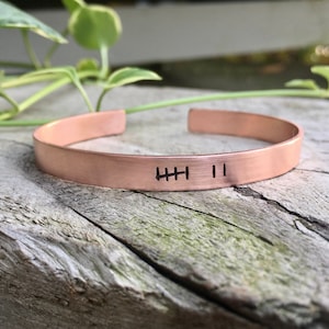 Pulsera personalizada de séptimo aniversario para ella - Regalo personalizado de cobre/séptimo aniversario para esposa - Nuestro séptimo aniversario - Siete años y contando